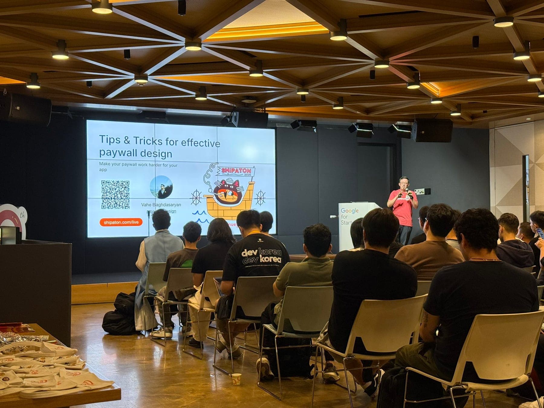 Speaker presenting to a seated audience at a Seoul Shipaton 2025 workshop.